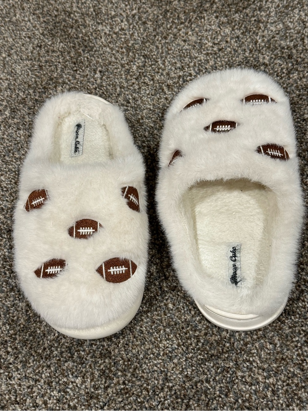 Moon Cake Women’s Fuzzy White Football Embroidered Slippers size medium 7/8